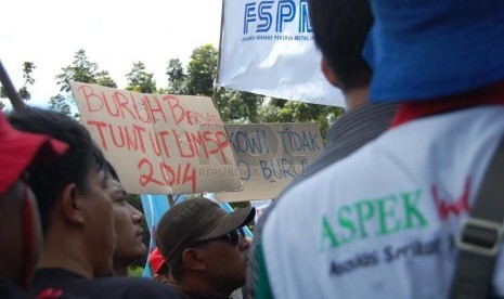 Massa buruh yang tergabung dalam Konfederasi Serikat Pekerja Seluruh Indonesia (KSPSI), melakukan aksi demo di depan Balai Kota, Jakarta Pusat, Senin (7/4).