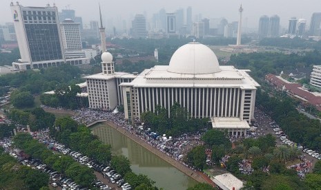 Massa dan kendaraan memadati kawasan Masjid Istiqlal jelang pelaksanaan aksi 4 November di Jakarta, Jumat (4/11). Aksi yang diikuti ribuan pengunjuk rasa itu menuntut kepastian hukum terkait dugaan penistaan agama yang dilakukan Basuki Tjahaja Purnama. 