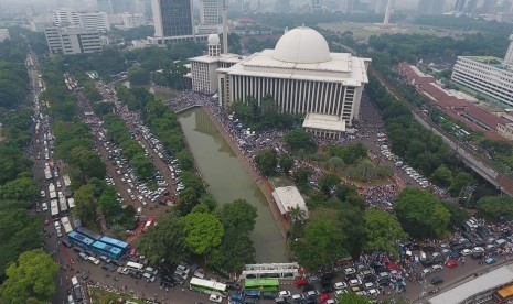 Massa dan kendaraan memadati kawasan Masjid Istiqlal jelang pelaksanaan aksi 4 November di Jakarta, Jumat (4/11). 