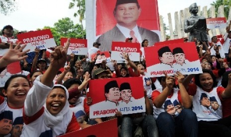 Massa dari Aliansi Rakyat Bersatu (ARB) mendeklarasikan dukungannya untuk pasangan calon presiden dan calon wakil presiden Prabowo Subianto - Hatta Rajasa di Tugu Proklamasi, Jakarta (10/6). 