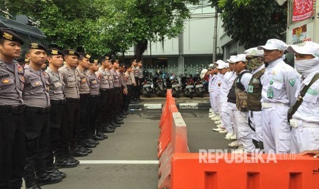 Massa dari API (Aliansi Pergerakan Islam) bersama dengan FPI (Front Pembela Islam) mengawal sidang PK Ahok di Pengadilan Negeri Jakarta Utara, Senin (26/2), massa masih terus berdatangan.