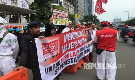 Massa dari API (Aliansi Pergerakan Islam) bersama dengan FPI (Front Pembela Islam) mengawal sidang PK Ahok di Pengadilan Negeri Jakarta Utara, Senin (26/2), massa masih terus berdatangan.