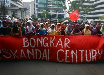 Massa dari Benteng Demokrasi Rakyat (Bendera), menggelar aksi unjukrasa di depan Gedung KPK, Jakarta. Mereka menuntut agar KPK segera menuntaskan skandal kasus Bank Century yang diduga melibatkan sejumlah pejabat tinggi negara.