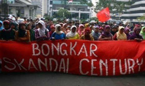 Massa dari Benteng Demokrasi Rakyat (Bendera), menggelar aksi unjukrasa di depan Gedung KPK, Jakarta. Mereka menuntut agar KPK segera menuntaskan skandal kasus Bank Century yang diduga melibatkan sejumlah pejabat tinggi negara.