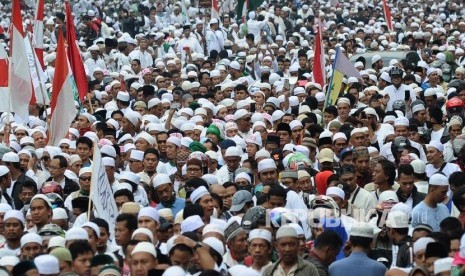 Massa dari berbagai organisasi melakukan longmarch saat melakukan aksi damai di Jalan Medan Merdeka Timur, Jakarta, Jumat (4\11).