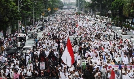 Massa dari berbagai organisasi melakukan longmarch saat melakukan aksi damai di Jalan Medan Merdeka Timur, Jakarta, Jumat (4\11).