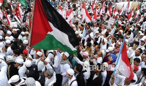 Massa dari berbagai organisasi melakukan longmarch saat melakukan aksi damai di Jalan Medan Merdeka Timur, Jakarta, Jumat (4\11)