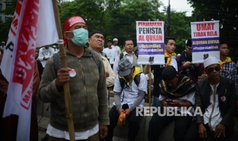  Massa dari berbagai ormas Islam melakukan aksi saat sidang kasus penistaan agama dengan terdakwa Basuki Tjahaja Purnama atau Ahok yang berlangsung di auditorium Kementan, Jakarta (Ilustrasi) 