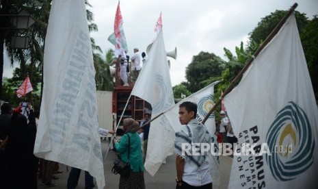 Massa dari berbagai ormas Islam melakukan aksi saat sidang kasus penistaan Agama dengan tersangka Basuki Tjahaja Purnama atau Ahok yang berlangsung di Auditorium Kementan, Jakarta, Selasa (31/1)