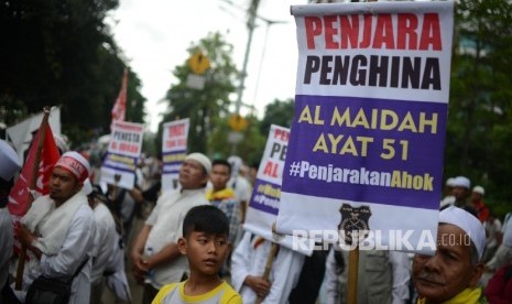  Massa dari berbagai ormas Islam melakukan aksi saat sidang kasus penistaan Agama dengan terdakwa Basuki Tjahaja Purnama atau Ahok yang berlangsung di Auditorium Kementan, Jakarta, Selasa (31/1). 