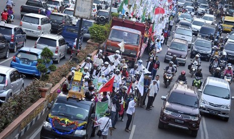 Massa dari berbagai Ormas Islam se-Kota Palembang melakukan pawai gembira menyambut bulan suci Ramadan di  sepanjang jalan protokol Kota Palembang, Sumsel, Ahad (14/6).  (Antara/Feny Selly)