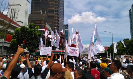 Massa dari berbagai ormas melakukan orasi dalam sidang kasus dugaan penistaan agama di Pengadilan Negeri Jakarta Utara, Selasa (13/12).