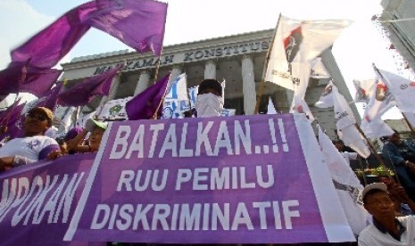 Massa dari berbagai partai politik non-parlemen berunjuk rasa di depan Gedung Mahkamah Konstitusi (MK), Jalan Medan Merdeka Utara, Jakarta Pusat.