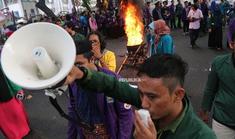 Massa dari berbagai pemerintahan mahasiswa berunjuk rasa dengan membakar keranda dan ban bekas di depan gedung DPRD Sumut, di Medan, Sumatera Utara, Senin (21/5). 