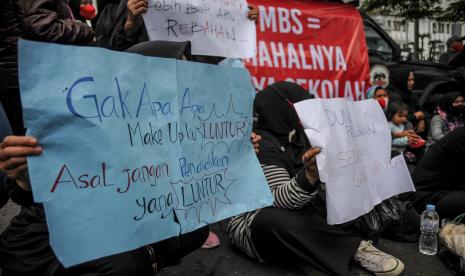 Massa dari Forum Masyarakat Peduli Pendidikan Jawa Barat melakukan aksi tolak mahalnya biaya sekolah. DPRD Jabar menilai pelaksanaan PPDB 2023 masih banyak kebocoran.