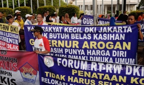 Massa dari Forum RT/RW Se-DKI Jakarta melakukan aksi unjuk rasa di Balai Kota DKI Jakarta, Jumat (16/9).