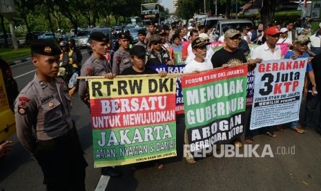 People from RT/RW Forum rallied in front of Jakarta City Hall on Friday (9/16).