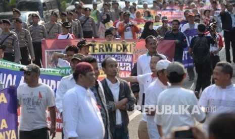 Massa dari Forum RT/RW Se-DKI Jakarta melakukan long march dari Balai Kota menuju DPRD DKI Jakarta saat aksi unjuk rasa, Jumat (16/9).