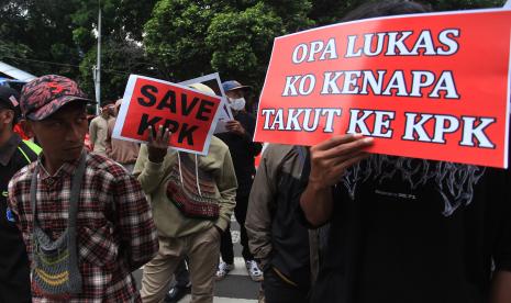 Massa dari Forum Solidaritas Mahasiswa Peduli Pembangunan Tanah Papua, berunjuk rasa di depan Gedung Merah Putih KPK, Jakarta, Rabu (12/10/2022). Mereka mendesak KPK untuk segera menangkap dan mengadili tersangka Gubernur Papua Lukas Enembe sesuai dengan aturan Hukum yang berlaku di Indonesia. 