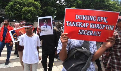 Massa dari Forum Solidaritas Mahasiswa Peduli Pembangunan Tanah Papua, berunjuk rasa di depan Gedung Merah Putih KPK, Jakarta, Rabu (12/10/2022). Mereka mendesak KPK untuk segera menangkap dan mengadili tersangka Gubernur Papua Lukas Enembe sesuai dengan aturan Hukum yang berlaku di Indonesia. 