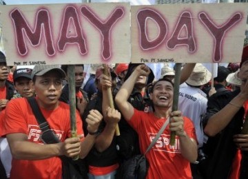 Massa dari gabungan organisasi buruh dan pekerja melakukan aksi memperingati Hari Buruh Internasional (May Day), di Bundaran Hotel Indonesia, Jakarta, Minggu (1/5). Aksi May Day kali ini mengangkat isu 