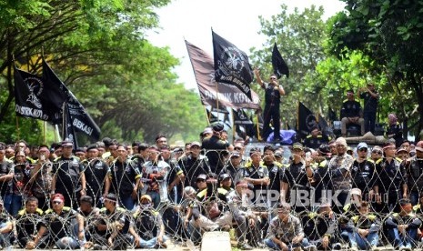 Massa dari Gerakan Masyarakan Bawah Indonesia berkumpul di depan Markas Polda Jabar, Jalan Sokarno Hatta, Kota Bandung, Kamis (12/1).