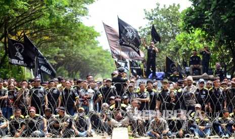 Massa dari Gerakan Masyarakan Bawah Indonesia (GNBI) berkumpul di depan Markas Polda Jabar, Jalan Sokarno Hatta, Kota Bandung, Kamis (12/1). Kedatangan massa GMBI tersebut untuk mengawal jalannya pemeriksaan Habib Rizieq.