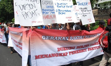 Massa dari Gerakan Rakyat Peduli Pajak (GRRP) meminta Ditjen Pajak tegas atasi pajak fiktif dengan libatkan penegak hukum