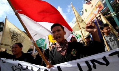 Massa dari Himpunan Mahasiswa Yogyakarta (Himayo) melakukan aksi Pemilu Damai Untuk Indonesia di Jl. Malioboro, Yogyakarta, Jumat (7/3).