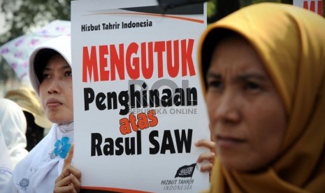  Massa dari Hizbut Tahrir Indonesia berunjuk rasa mengutuk pembuatan film yang menghina Nabi Muhammad SAW di depan Kedubes Amerika Serikat, Jakarta, Jumat (14/9).    (Aditya Pradana Putra/Republika)