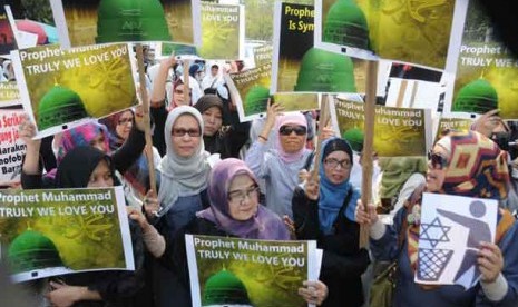  Massa dari Hizbut Tahrir Indonesia berunjuk rasa mengutuk film anti Islam di depan Keduataan Besar (Kedubes) Amerika Serikat, Jakarta, Jumat (14/9).