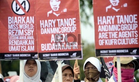  Massa dari Hizbut Tahrir Indonesia berunjuk rasa menolak penyelenggaraan Miss World 2013 di depan Istana Merdeka, Jakarta, Senin (9/9).     (Republika/Agung Supriyanto)