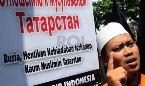 Massa dari Hizbut Tahrir Indonesia melakukan aksi solidaritas di depan Kedutaan Rusia, Jakarta, Kamis (13/2).  (Republika/ Tahta Aidilla)