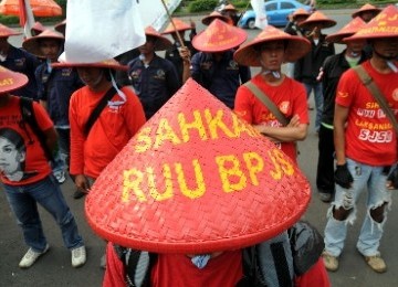 Massa dari Komite Aksi Jaminan Sosial (KAJS) saat berunjukrasa desak disahkanya RUU BPJS di depan gedung DPR, Jakarta, Selasa (24/5).