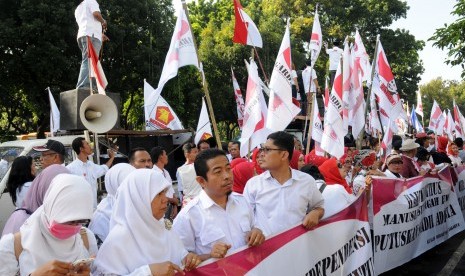 Massa dari pasangan peserta Pilpres 2014-2019 Prabowo Subianto-Hatta Rajasa berunjuk rasa saat berlangsungnya sidang perdana perkara Perselisihan Hasil Pemilihan Umum (PHPU) Presiden dan Wakil Presiden Tahun 2014 di Mahkamah Konstitusi (MK), Jakarta.