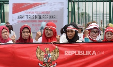 Massa dari Perempuan Peduli Indonesia menggelar aksi mendukung pengesahan Perppu Ormas di depan Gedung DPR RI, Jakarta, Kamis (27/7). 