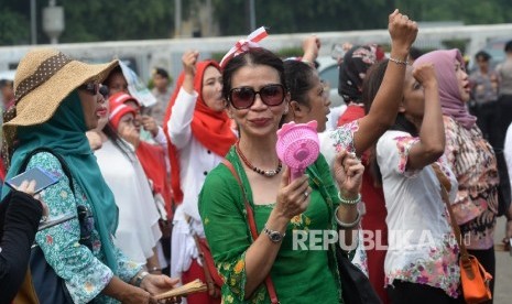 Massa dari Perempuan Peduli Indonesia menggelar aksi mendukung pengesahan Perppu Ormas di depan Gedung DPR RI, Jakarta, Kamis (27/7).