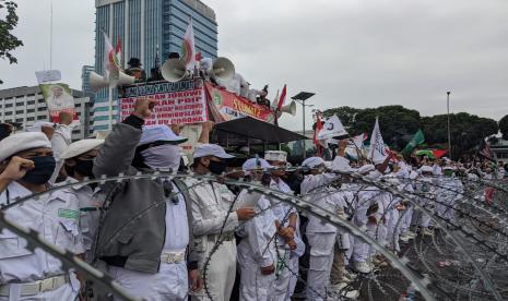 Massa dari sejumlah organisasi menggelar demo menolak Omnibus Law RUU Cipta Kerja dan RUU HIP di sekitar kompleks parlemen RI, seiring dengan penyampaian sikap Pemerintah terkait RUU HIP yang disampaikan oleh Menko Polhukam Mahfud MD. Kamis (16/7). 