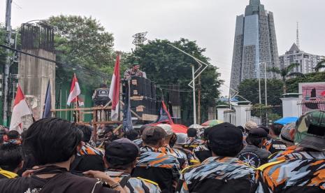 Massa dari sejumlah organisasi menggelar demo menolak Omnibus Law RUU Cipta Kerja dan RUU HIP di sekitar kompleks parlemen RI, seiring dengan penyampaian sikap Pemerintah terkait RUU HIP yang disampaikan oleh Menko Polhukam Mahfud MD. Kamis (16/7).