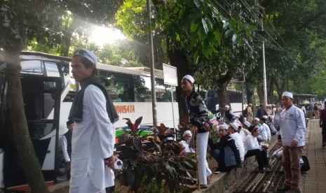 Massa demonstran 4 November asal Bogor berkumpul di Masjid Raya sebelum bertolak ke Masjid Istiqlal, Jakarta, Jumat (4/11)