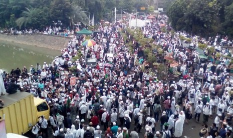 Massa demonstran membanjiri halaman Istiqlal, Jumat (4/11) pagi.