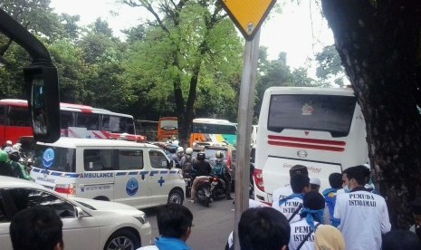 Massa demonstran terus berdatangan ke Masjid Istiqlal menggunakan bus membuat jalanan di sekitar masjid padat merayap, Jumat (4/11) pagi ini.