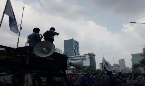 Massa demonstrasi dari elemen mahasiswa mulai berdatangan ke wilayah Patung Kuda, Jakarta Pusat, Rabu (28/10). Mereka berorasi menuntut pemerintah pusat mencabut Omnibus Law Undang-Undang Cipta Kerja. 