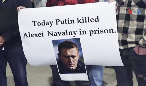 Massa demontrasi di Amerika Serikat menuntut investigasi kematian Navalny.