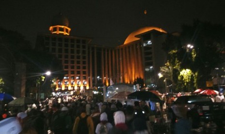 Massa Dzikir dan Tausiyah Nasional menjelang Shalat Subuh di Pintu Masuk Utama Masjid Istiqlal, Sabtu (11/2).