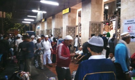 Massa Dzikir dan Tausiyah Nasional Penerapan Al Maidah 51 di Pintu Masuk Masjid Istiqlal, Jumat (10/2), malam.