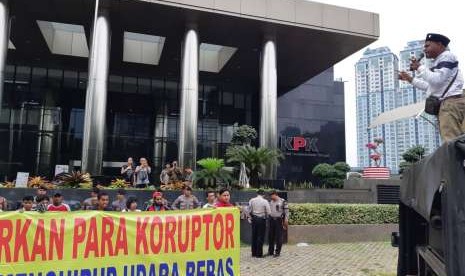 Massa Forum Anti Korupsi Pembangunan Papua (FAKPP) saat mendatangi Gedung Komisi Pemberantasan Korupsi (KPK), Rabu (8/8).