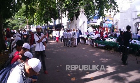 Massa FPI meninggalkan Masjid Al Azhar menuju Polda Metro Jaya untuk berunjuk rasa dan mengawal pemeriksaan Habib Rizieq oleh Polda Metro Jaya.