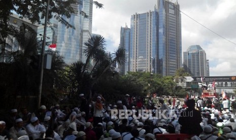 Massa FPI tiba di Polda Metro Jaya untuk mengawal pemeriksaan Imam Besar FPI Habib Rizieq, Senin (23/1). 