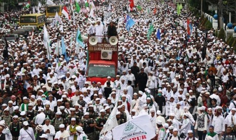 Massa Front Pembela Islam (FPI) melakukan longmars menuju Bareskrim dan Balai kota di Jakarta, Jumat (14/10).